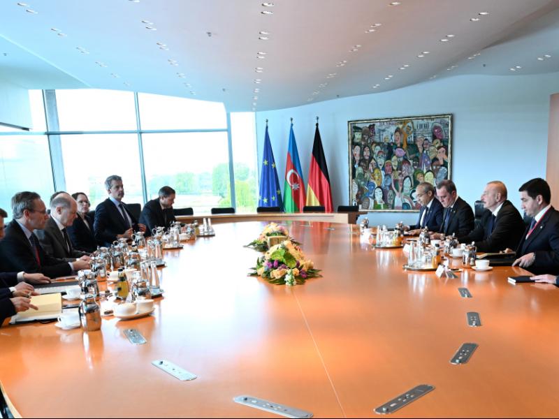 В Берлине состоялась встреча Президента Ильхама Алиева и Канцлера Германии Олафа Шольца в расширенном составе 